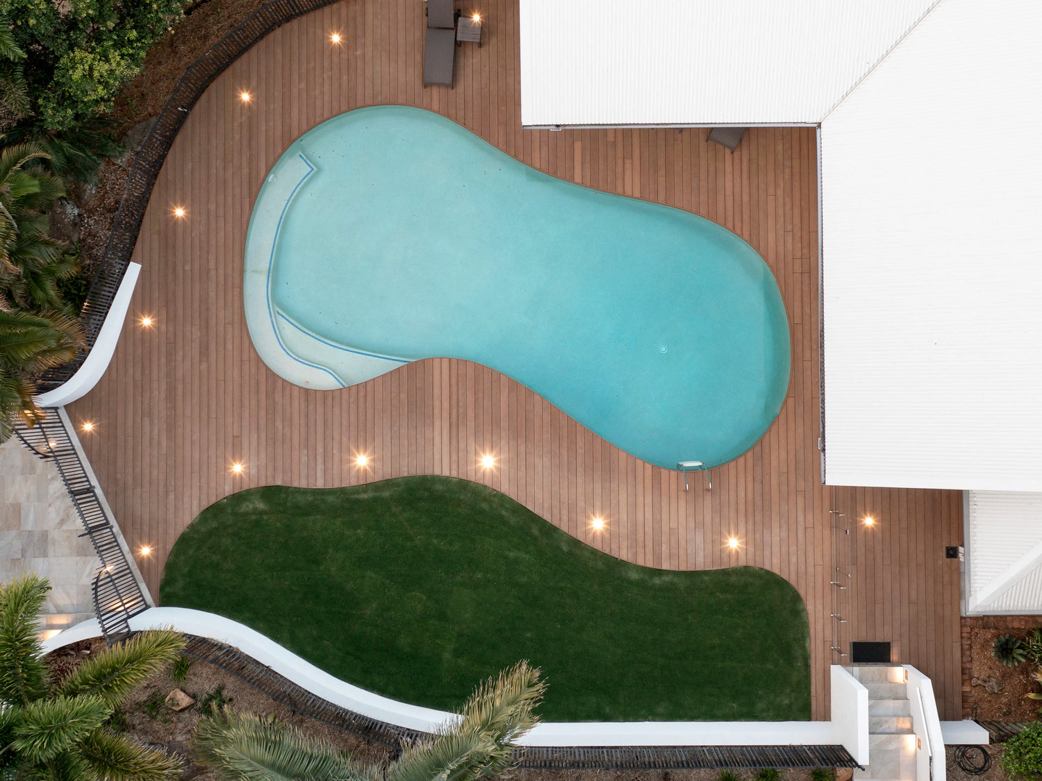 Hamptons-Inspired Poolside Fencing & Screens