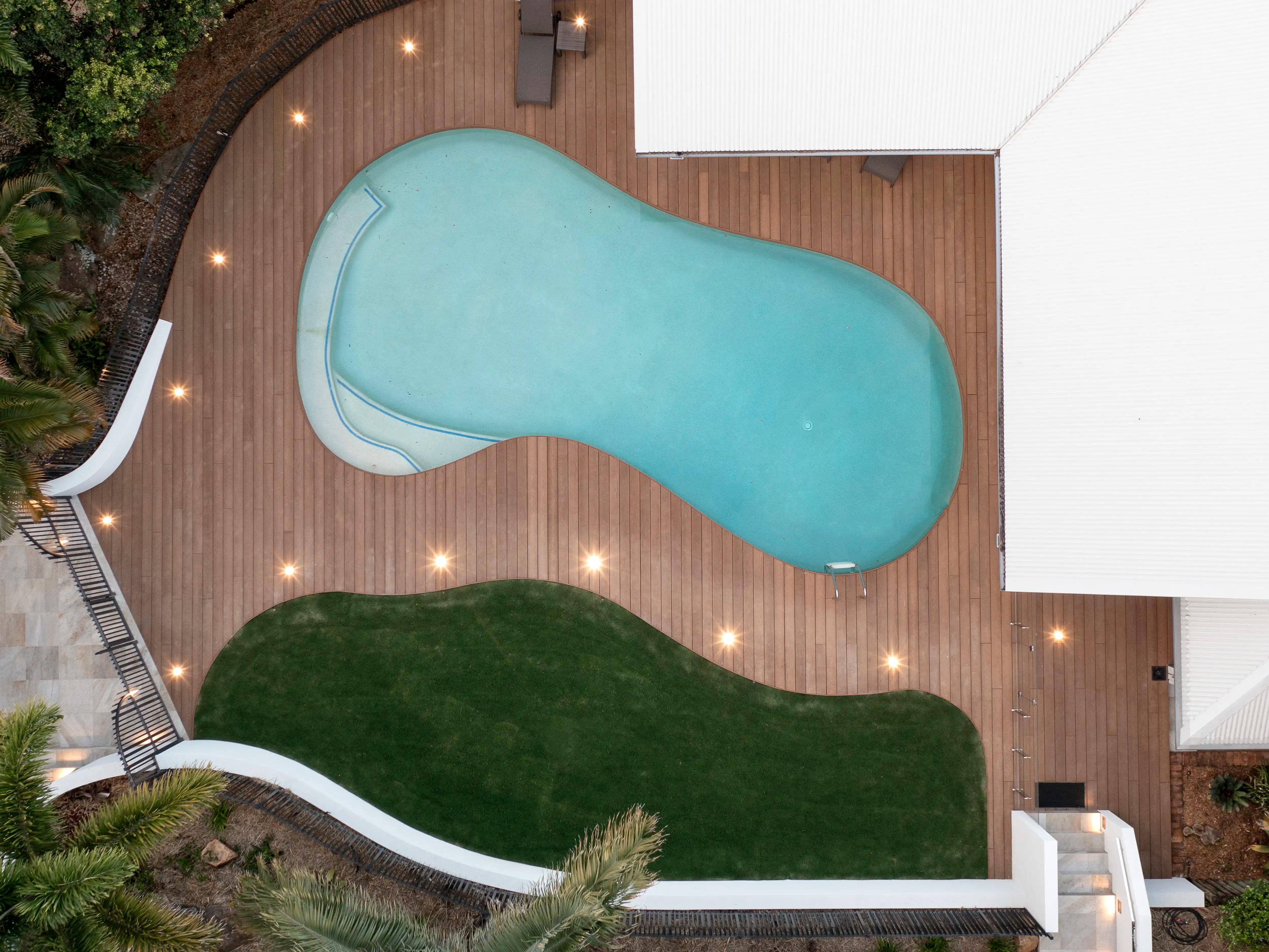 Hamptons-Inspired Poolside Fencing & Screens