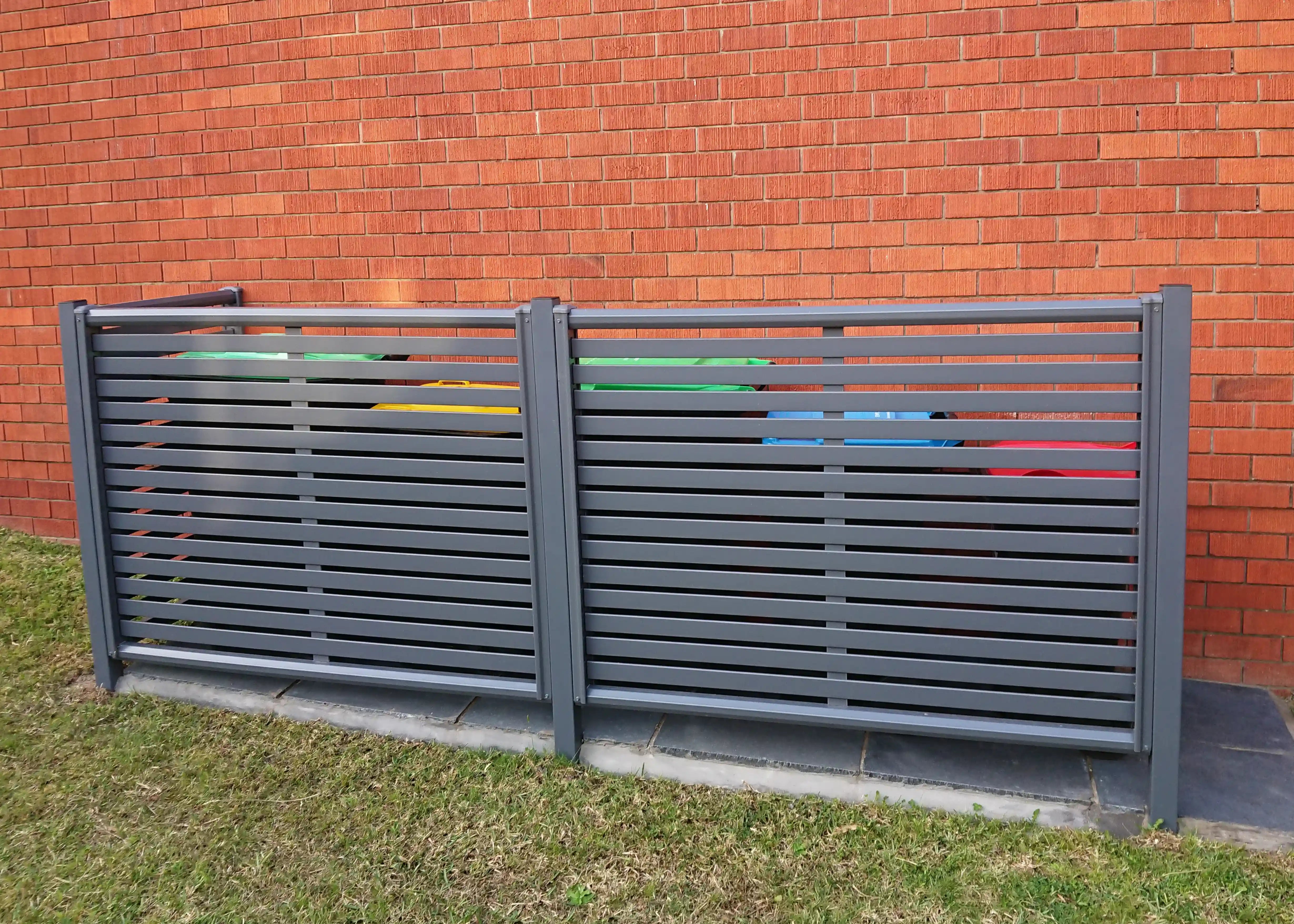  L-Shaped Dividing Slat Screen in Woodland Grey COLORBDOND® Steel.