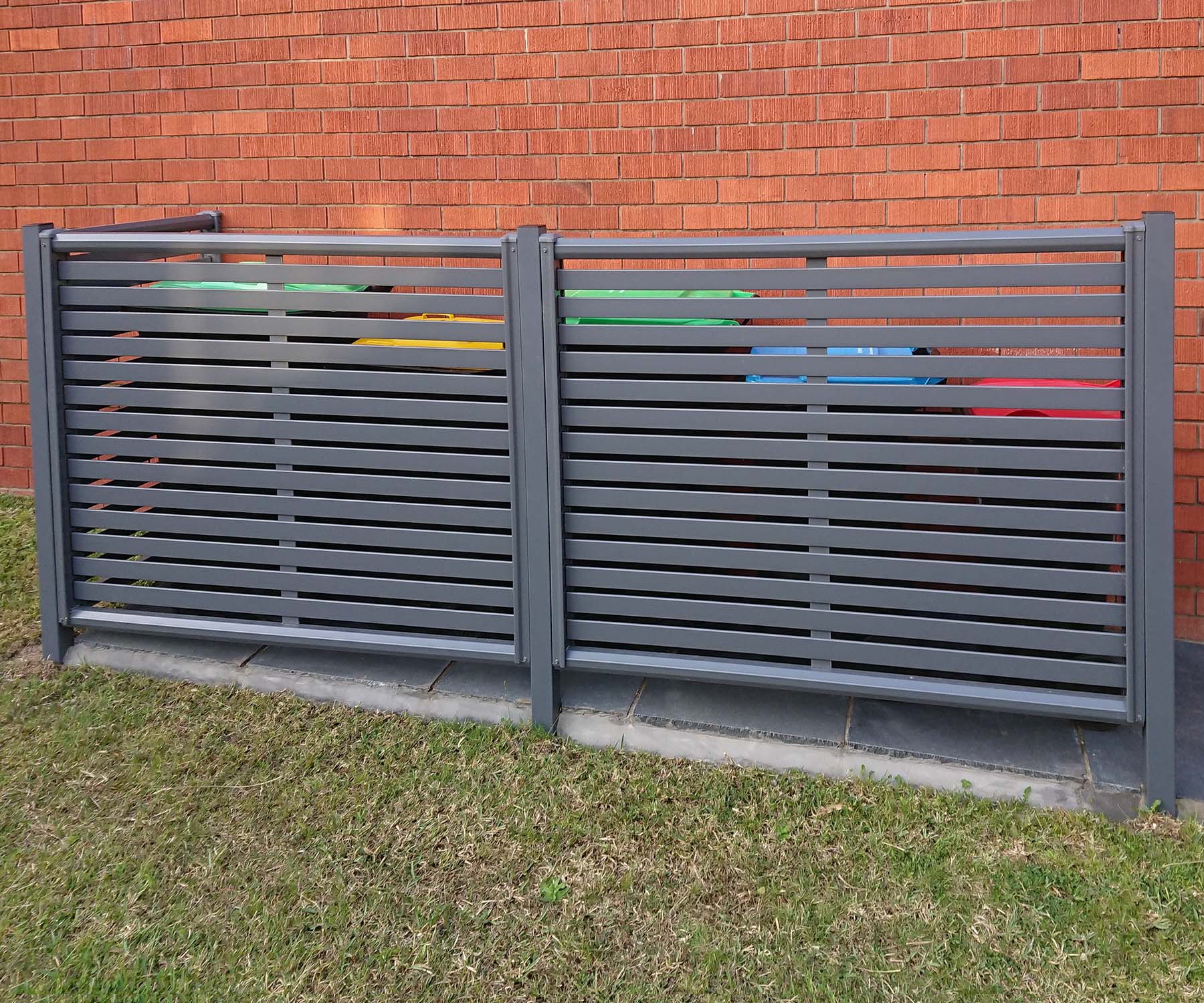  L-Shaped Dividing Slat Screen in Woodland Grey COLORBDOND® Steel.