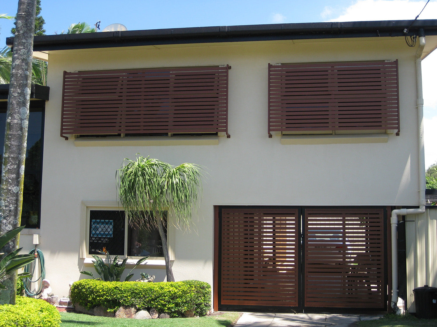 Clik'n'Fit Window Screen and Driveway Gate for Carport in Woodgrain.