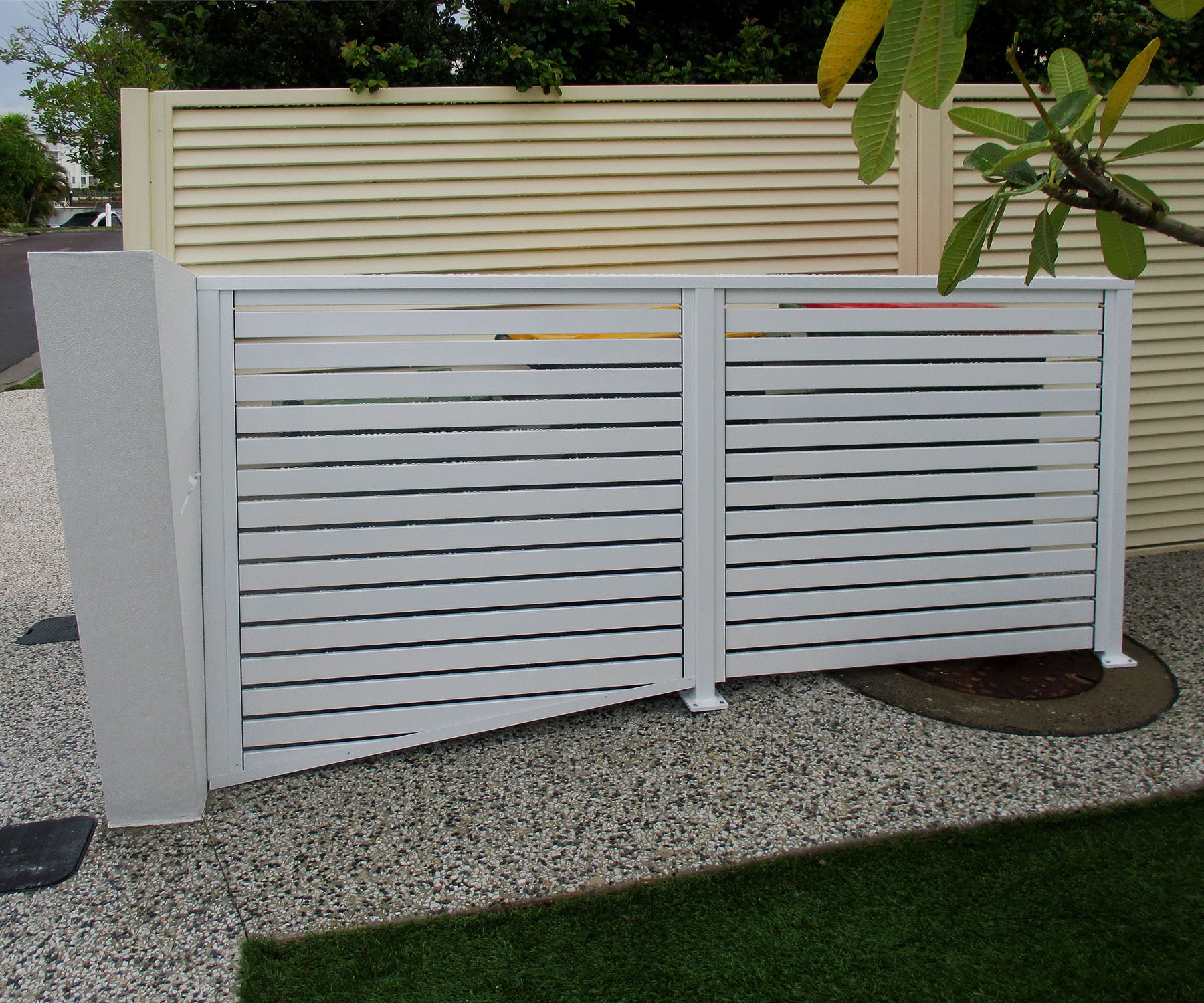 Slanted Dividing Slat Screen in Pearl White Aluminium